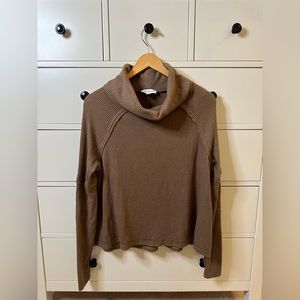 Evereve women’s tan turtleneck sweater